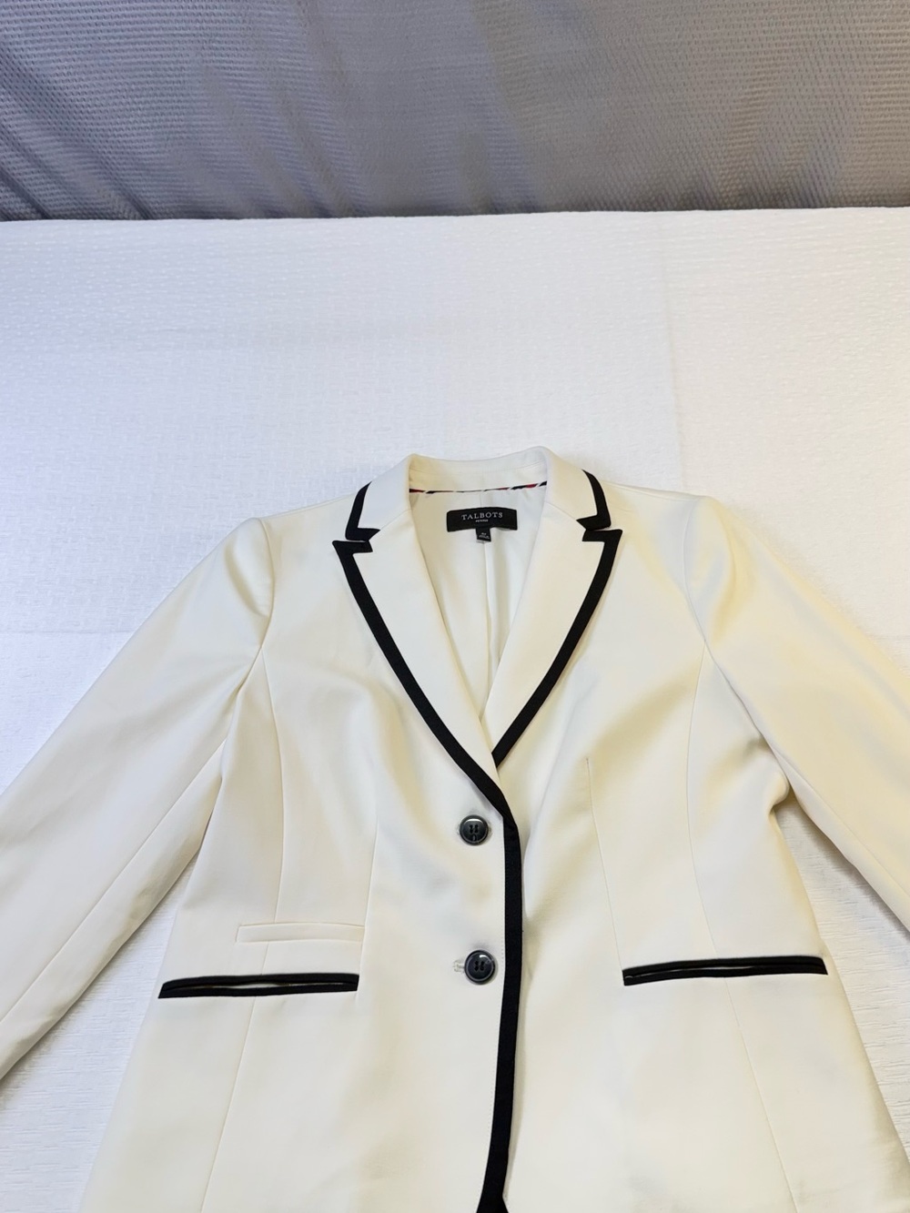 Talbots Women's Cream Blazer Size 4P ( Spots on sleeve in picture)
